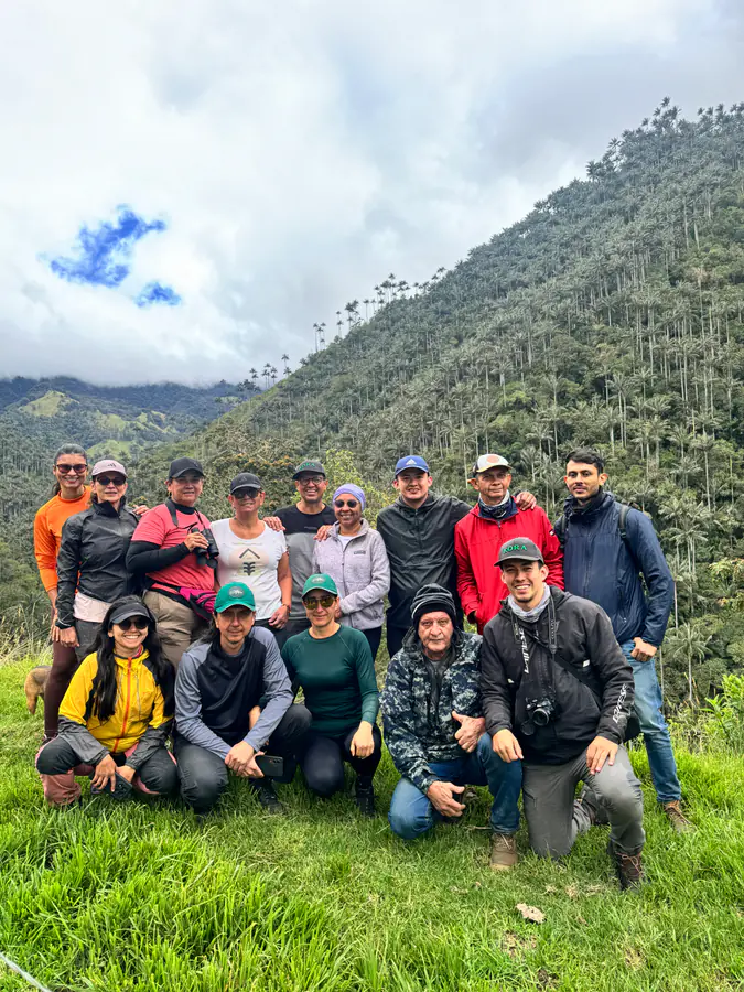 Grupo de empresa posando frente al Valle de Cocora