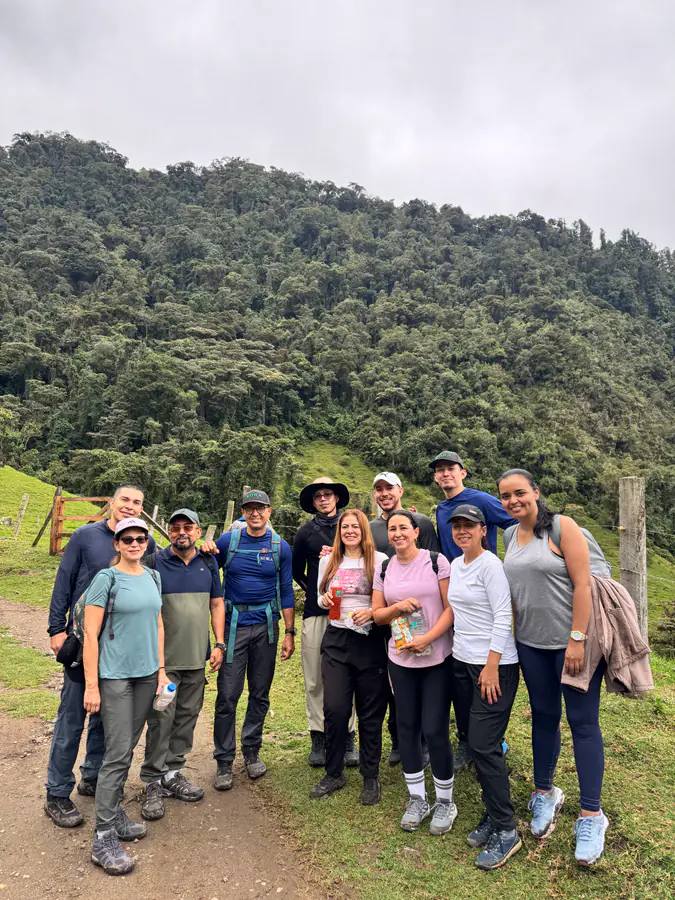 Grupo de caminantes compartiendo una experiencia Kora