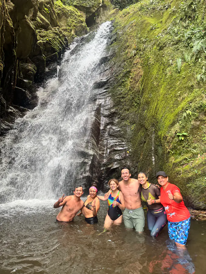 Grupo de caminantes compartiendo una experiencia Kora