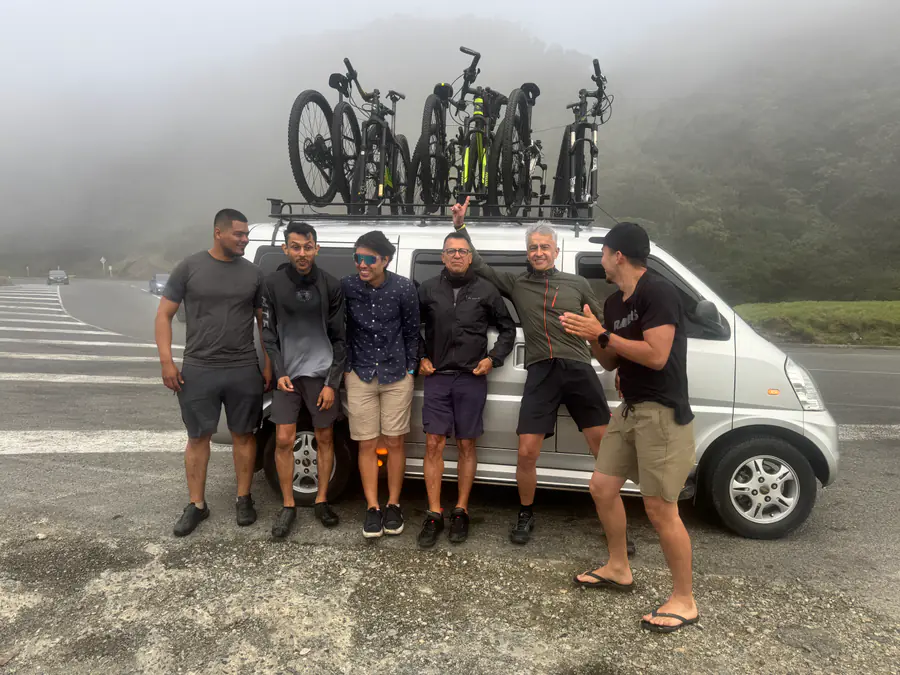 Grupo de caminantes compartiendo una experiencia Kora