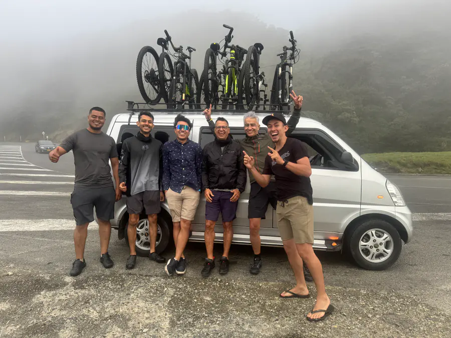 Grupo de caminantes compartiendo una experiencia Kora