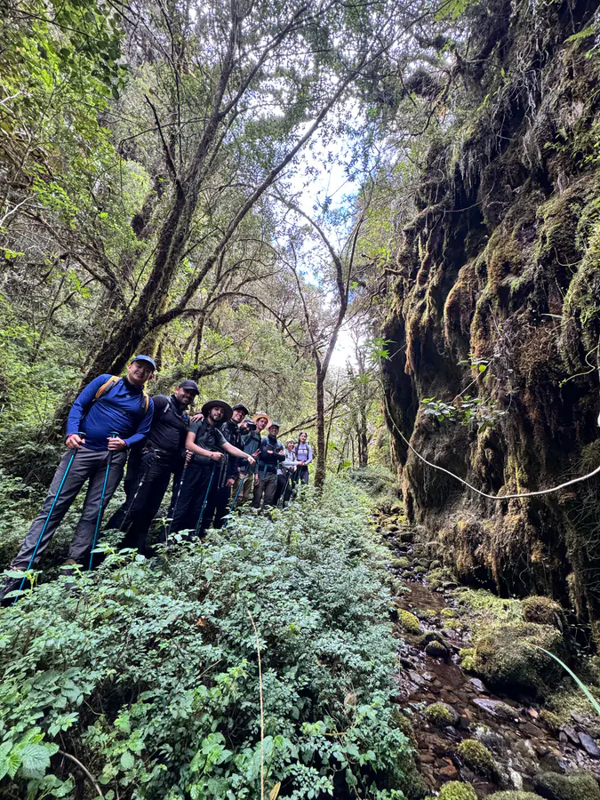 Grupo de caminantes compartiendo una experiencia Kora